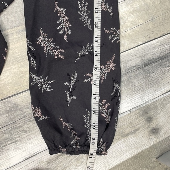 LOFT grey floral print wrap blouse. V-neck. Lightweight. Small. Excellent cond - Picture 9 of 11